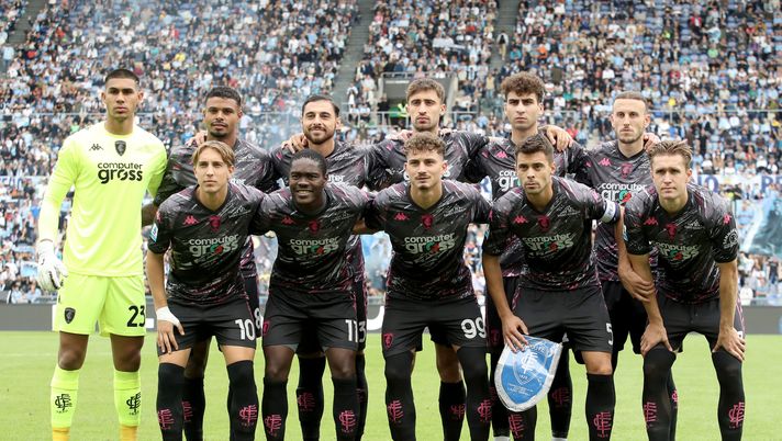 ROME, ITALY - OCTOBER 06: Players of Empoli pose for a team photo prior to the Serie match between Lazio and Empoli at Stadio Olimpico on October 06, 2024 in Rome, Italy. (Photo by Paolo Bruno/Getty Images) Empoli vicino ad un curioso record casalingo in Serie A: l’incredibile dato - immagine 1