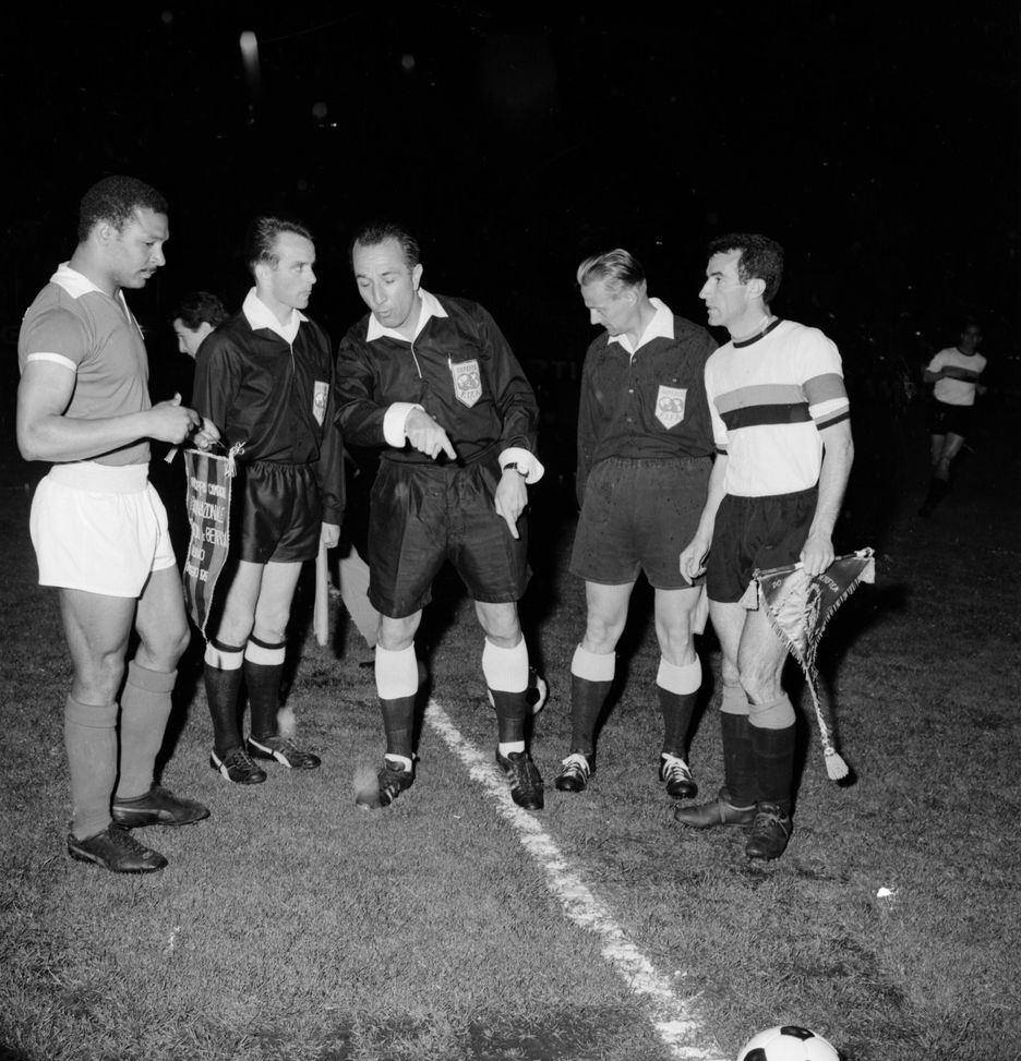 Coluna, capitano del Benfica, scambia il gagliardetto con Picchi, in bianco, nella finale di Coppa dei Campioni 1965. Inter in finale, Benfica campione? La coincidenza che infiamma il derby di Lisbona- immagine 2