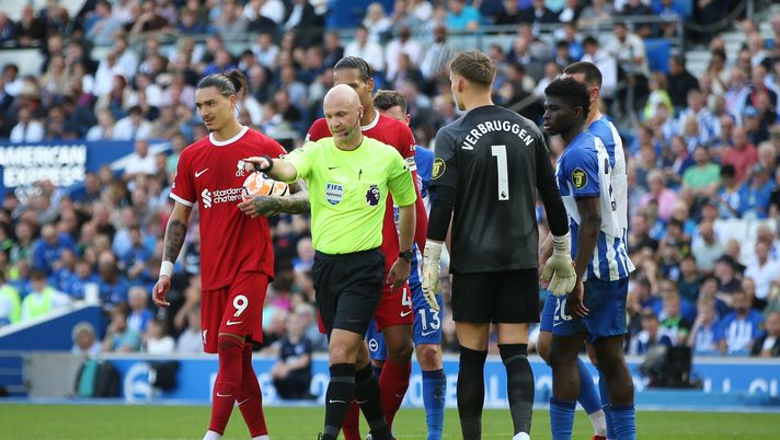 Getty Images Taylor non si smentisce: i due errori che hanno fatto infuriare Brighton e Liverpool - immagine 1