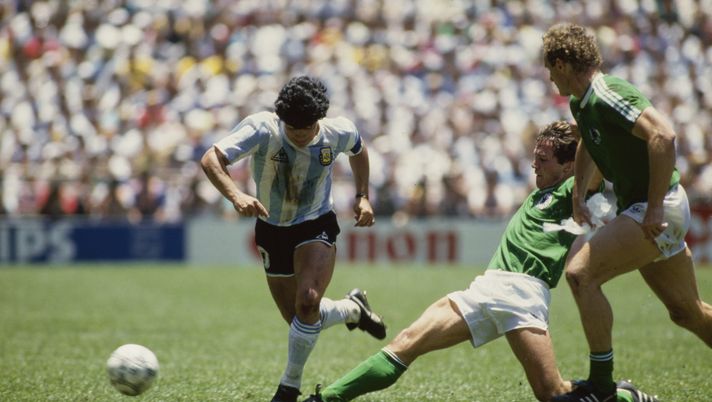 Verso il Mondiale 2026, Maradona guida la classifica dei giocatori più falciati ai Mondiali con 152 falli subiti, davanti a Messi. Maradona
