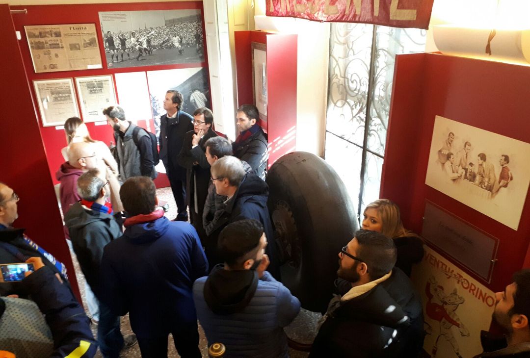 I tifosi del Barcellona omaggiano ancora il Grande Torino: ecco la visita al Museo - immagine 3
