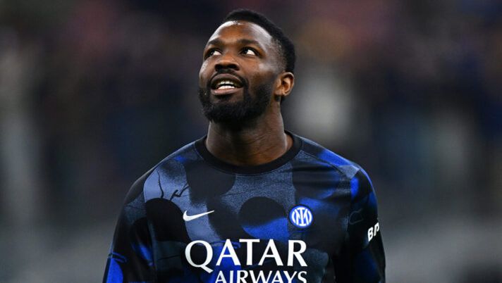 MILAN, ITALY - FEBRUARY 10: Marcus Thuram of FC Internazionale warms up prior to the Serie match between Inter and Fiorentina at Stadio Giuseppe Meazza on February 10, 2025 in Milan, Italy. (Photo by Mattia Ozbot - Inter/Inter via Getty Images) FLASH – Inter, l’esito degli esami per Thuram! Novità per Bastoni, Arnautovic e Dimarco - immagine 1
