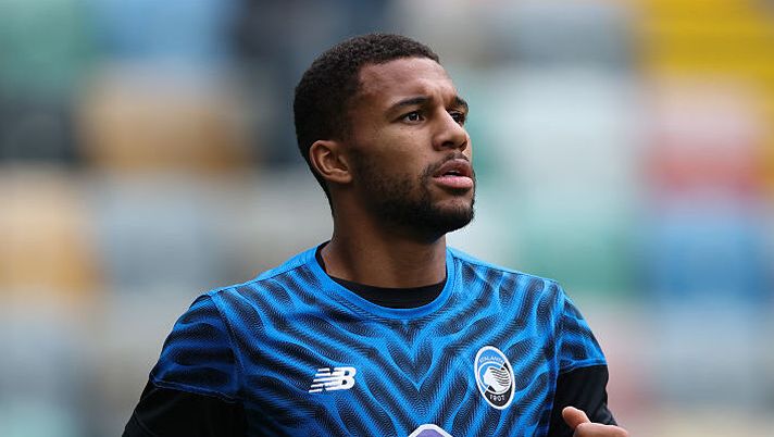 UDINE, ITALY - NOVEMBER 01: Isak Hien of Atalanta warms up ahead of the Serie A match between Udinese Calcio and Atalanta BC at Stadio Friuli on November 01, 2025 in Udine, Italy. (Photo by Timothy Rogers/Getty Images) ULTIM’ORA – Convocati Atalanta, Hien out con il Cagliari: il motivo! La lista completa - immagine 1