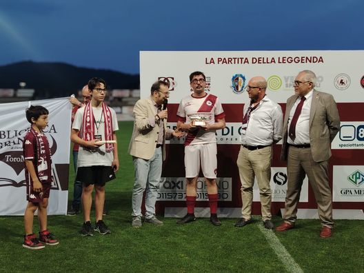 Nell'intervallo della partita, Willie Peyote ha ricevuto il premio dedicato a Gian Carlo Bonetto, consegnato dal figlio e giornalista Marco Bonetto Museo al Fila, Beccaria: “Ecco cosa manca. All’inaugurazione solo chi lo merita”- immagine 2