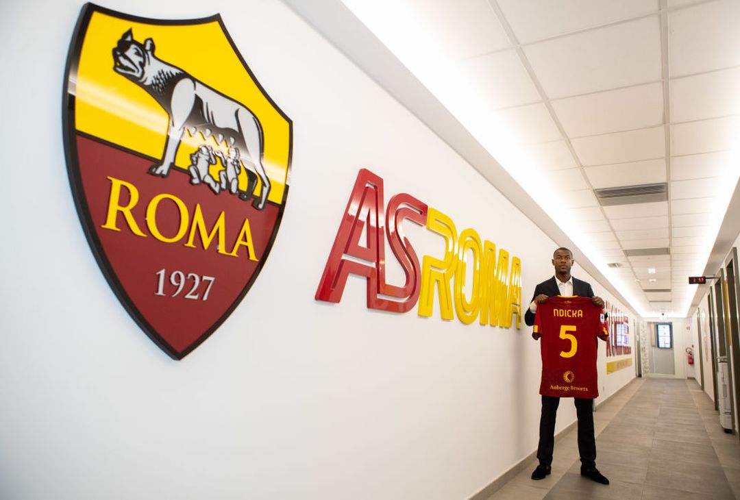 Roma, i primi scatti di Ndicka con la maglia giallorossa – FOTO GALLERY - immagine 9