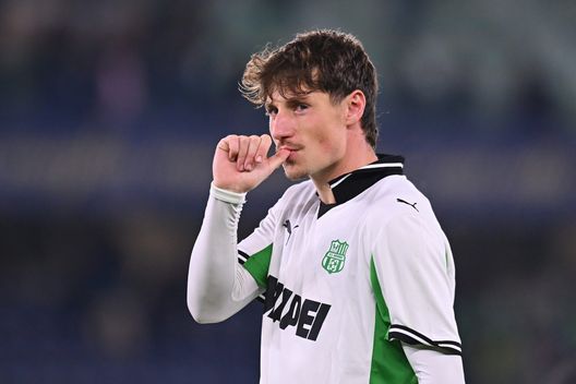 VERONA, ITALY - OCTOBER 03: Andrea Pinamonti of Sassuolo celebrates following the Serie A match between Hellas Verona FC and US Sassuolo Calcio at Stadio Marcantonio Bentegodi on October 03, 2025 in Verona, Italy. (Photo by Alessandro Sabattini/Getty Images)