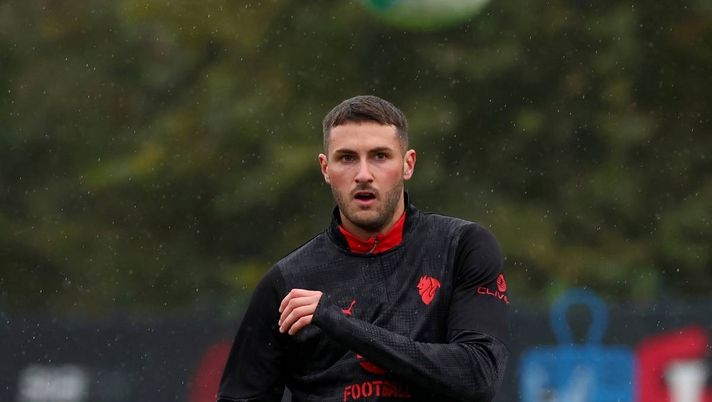 Santiago Giménez (attaccante AC Milan), qui durante una seduta di allenamento con i rossoneri a Milanello | Milan News (Getty Images) Ravezzani sul rigore Parisi-Gimenez: 'Il ragionamento di De Marco non regge. Se un calciatore ...'