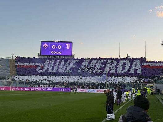 FOTO – La coreografia colorita della Fiesole: ecco lo “Juve M***a” coreografia juve