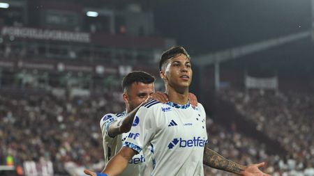 LANUS, ARGENTINA - OCTOBER 30: Kaio Jorge of Cruzeiro celebrates after scoring the team's first goal during the Copa CONMEBOL Sudamericana 2024 Semifinal second leg match between Lanus and Cruzeiro at Estadio Ciudad de Lanus (La Fortaleza) on October 30, 2024 in Lanus, Argentina. (Photo by Marcelo Endelli/Getty Images)