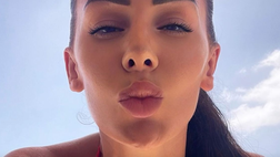 Erjona, sefie bollente sui social. Décolleté spaziale e bacio ai suoi follower