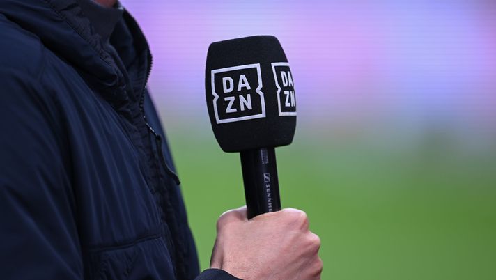 FRANKFURT AM MAIN, GERMANY - APRIL 19: A detailed view of a DAZN microphone is seen during the Bundesliga match between Eintracht Frankfurt and FC Augsburg at Deutsche Bank Park on April 19, 2024 in Frankfurt am Main, Germany. (Photo by Christian Kaspar-Bartke/Getty Images) (Photo by Christian Kaspar-Bartke/Getty Images) Serie A, record di ascolti per DAZN per la 19a giornata: ecco tutti i dati - immagine 1