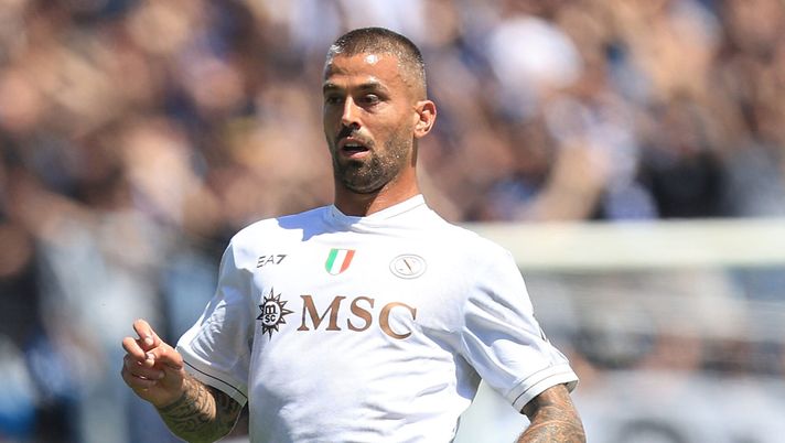 PISA, ITALY - MAY 17: Leonardo Spinazzola of SSC Napoli in action during the Serie A match between Pisa SC and SSC Napoli at Arena Garibaldi on May 17, 2026 in Pisa, Italy. (Photo by Gabriele Maltinti/Getty Images) Sorpresa Napoli, Spinazzola firma il rinnovo con gli azzurri: ha rifiutato 3 offerte - immagine 1
