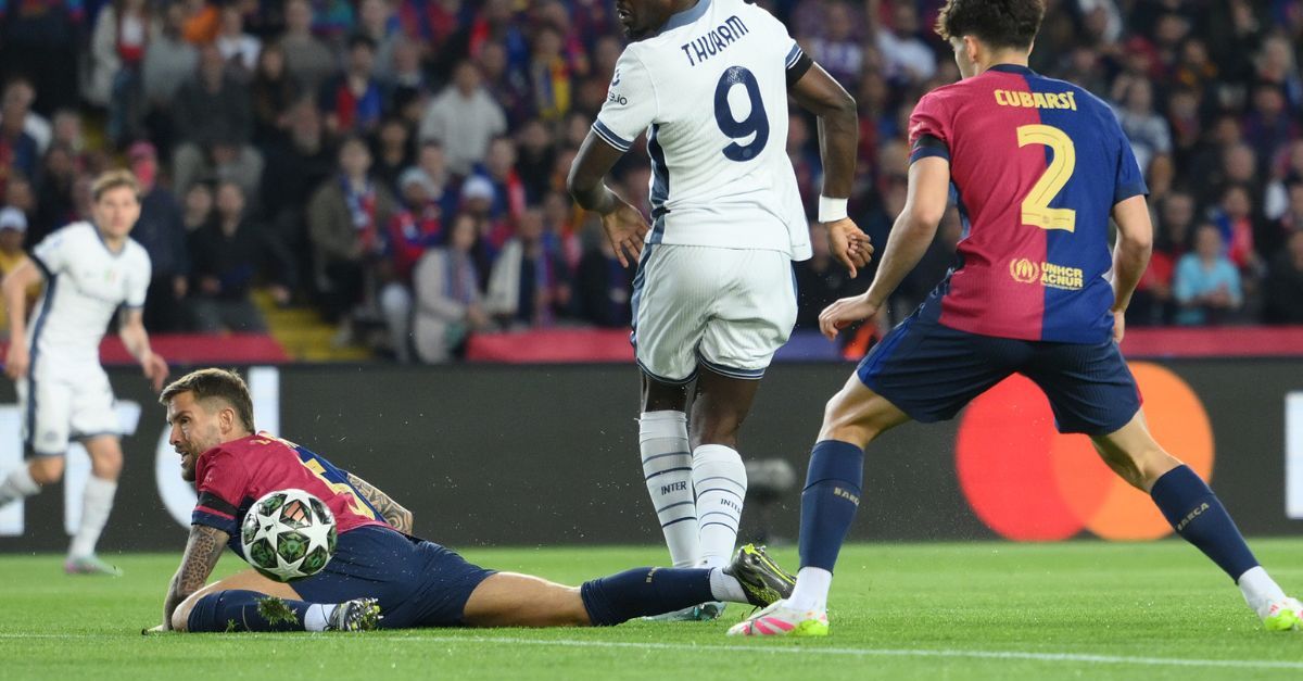 Champions League, Barcellona Inter 3 3: il gol di tacco di Thuram | VIDEO Champions League, Barcellona Inter 3 3: il gol di tacco di Thuram | VIDEO