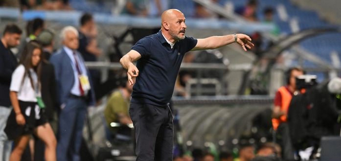 REGGIO NELL'EMILIA, ITALY - JUNE 02: Vincenzo Italiano, Head Coach of ACF Fiorentina, reacts during the Serie A match between US Sassuolo and ACF Fiorentina at Mapei Stadium - Citta' del Tricolore on June 02, 2023 in Reggio nell'Emilia, Italy. (Photo by Alessandro Sabattini/Getty Images) italiano