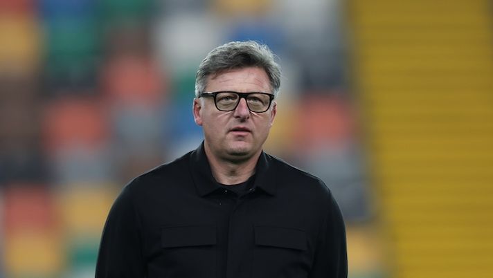 UDINE, ITALY - MARCH 02: Udinese manager Kosta Runjaic walks out on the pitch ahead of the Serie A match between Udinese Calcio and ACF Fiorentina at Stadio Friuli on March 02, 2026 in Udine, Italy. (Photo by Timothy Rogers/Getty Images) Runjaic: “Non abbiamo rischiato Atta: quando può tornare! Davis, Zaniolo, Buksa e lo stop di Bertola…” - immagine 1