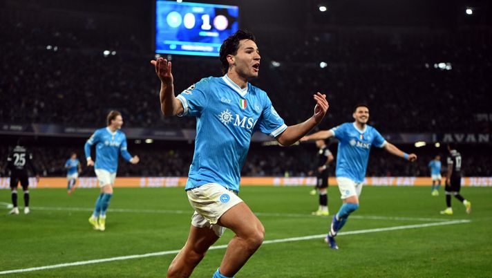 NAPLES, ITALY - JANUARY 28: Antonio Vergara of SSC Napoli celebrates scoring his team's first goal during the UEFA Champions League 2025/26 League Phase MD8 match between SSC Napoli and Chelsea FC at Stadio Diego Armando Maradona on January 28, 2026 in Naples, Italy. (Photo by Francesco Pecoraro/Getty Images) È nata una stella al Maradona! Vergara da sogno: i voti dei quotidiani- immagine 2