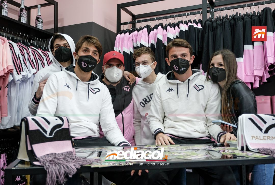 FOTO Palermo: Brunori e Soleri incontrano i tifosi allo Store Ufficiale. La gallery - immagine 7