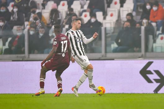 TURIN, ITALY - FEBRUARY 18: Mattia De Sciglio of Juventus is challenged by Wilfried Singo of Torino FC during the Serie A match between Juventus and Torino FC at Allianz Stadium on February 18, 2022 in Turin, Italy. (Photo by Daniele Badolato - Juventus FC/Juventus FC via Getty Images)