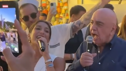 Galliani in vacanza a Forte dei Marmi canta ‘Sapore di sale’ | VIDEO