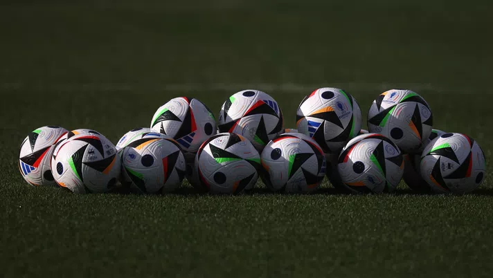 Euro 2024: ecco “Fussballliebe”, il pallone ufficiale “amico” degli arbitri  - ITA Sport Press