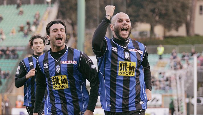 SIENA, ITALY - NOVEMBER 22: Simone Tiribocchi and Giovanni Ceravolo of Atalanta BC celebrate a goal during the Serie A match between Siena and Atalanta at Stadio Artemio Franchi on November 22, 2009 in Siena, Italy. (Photo by Gabriele Maltinti/Getty Images) CUR in campo