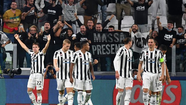 TURIN, ITALY - SEPTEMBER 29: Federico Chiesa of Juventus celebrates with team mates after scoring their side's first goal during the UEFA Champions League group H match between Juventus and Chelsea FC at the Juventus Stadium on September 29, 2021 in Turin, Italy. (Photo by Valerio Pennicino/Getty Images) Juventus, battuto il Chelsea: ora testa al Derby. Ramsey da valutare - immagine 1