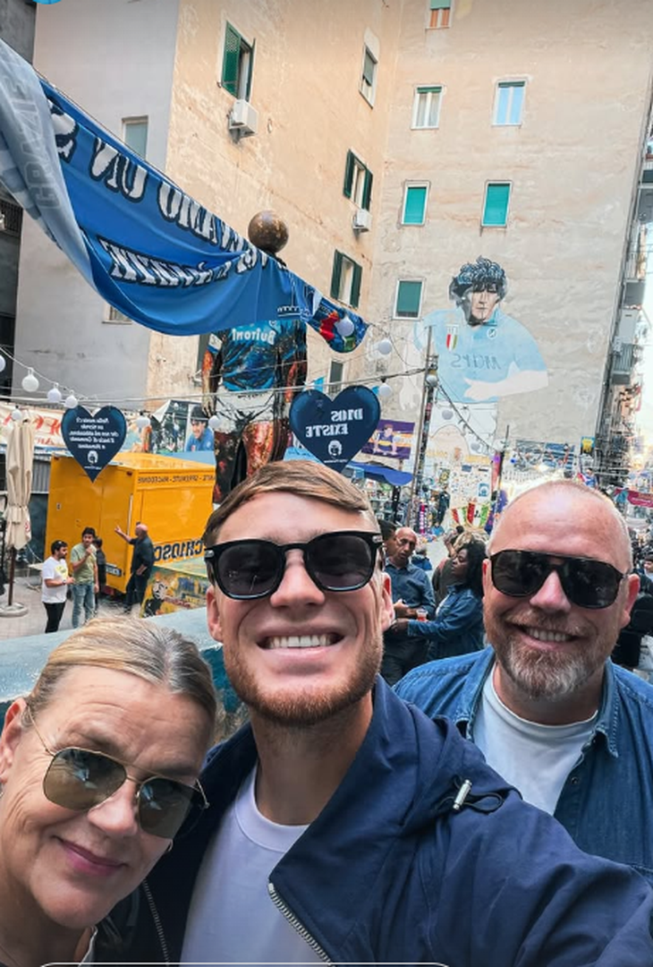 Beukema si gode Napoli con la famiglia: visita al murale di Maradona – LE FOTO - immagine 2