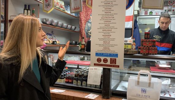 TARTARE 18 Molti richiami alla città di Padova in questa bottega interamente dedicata a 'Madame' Tartare. Qui si possono scegliere varie ricette, tra cui il pezzo forte: il Tartiamo (olio EVO, olive taggiasche e senape). Gli ingredienti si legano alla perfezione, una sosta qui è quasi d'obbligo, abbinando magari un buon vino rosso PADOVA GOURMET | Le migliori botteghe sotto il Salone nel 2020- immagine 3