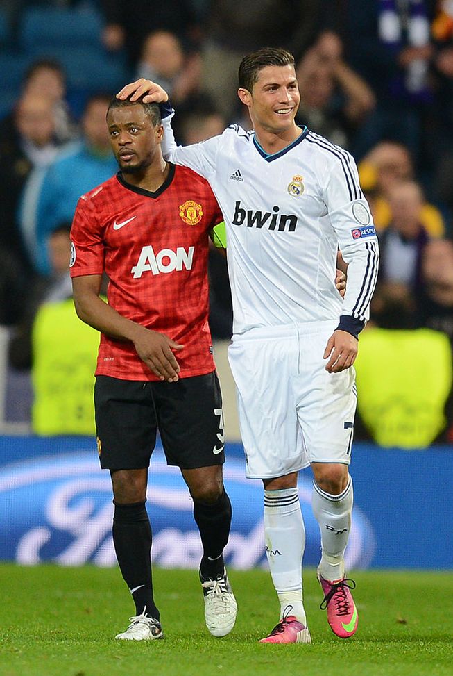 Patrice Evra ai tempi del Manchester United insieme a Cristiano Ronaldo del Real Madrid. (Foto di Mike Hewitt/Getty Images) Evra rivela: 'Nel 2013 Cristiano Ronaldo era vicino al ritorno allo United'