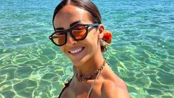 Giorgia Palmas saluta luglio con uno shooting in bikini dalla Sardegna: le foto