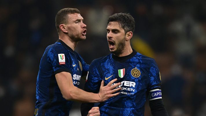 MILAN, ITALY - JANUARY 19: Andrea Ranocchia of FC Internazionale celebrates with Edin Dzeko after scoring the goal during the Coppa Italia match between and FC Internazionale and Empoli FC at Stadio Giuseppe Meazza on January 19, 2022 in Milan, Italy. (Photo by Mattia Ozbot - Inter/Inter via Getty Images) Ranocchia, che ha giocato con Dzeko: “Sicuri che farebbe il vice Kean?” - immagine 1