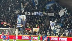 All’Olimpico spunta lo striscione “Interlazionale” e scatta l’ironia dei romanisti