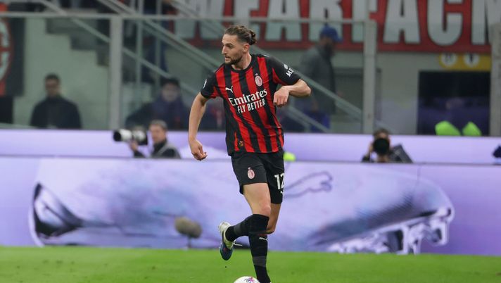 MILAN, ITALY - MARCH 08: Adrien Rabiot of AC Milan runs with the ball during the Serie A match between AC Milan and FC Internazionale at Giuseppe Meazza Stadium on March 08, 2026 in Milan, Italy. (Photo by Francesco Scaccianoce/AC Milan via Getty Images) Derby, Rabiot sullo Scudetto: “7 punti sono tanti, ma vediamo…” - immagine 1