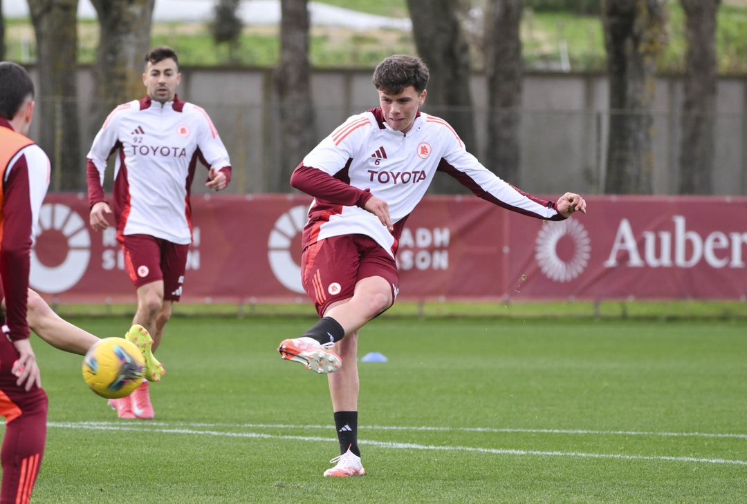 ROME, ITALY - JANUARY 13: AS Roma player Alessandro Romano during training session at Centro Sportivo Fulvio Bernardini on January 13, 2025 in Rome, Italy. (Photo by Luciano Rossi/AS Roma via Getty Images) Trigoria, ripresa degli allenamenti dopo il pareggio di Bologna – FOTO GALLERY - immagine 19