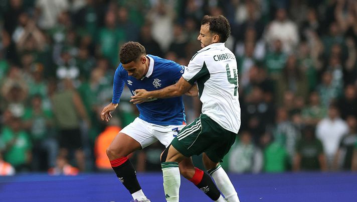 GLASGOW, SCOTLAND - JULY 22: Max Aarons of Rangers controls the ball whilst under pressure from Pedro Chirivella of Panathinaikos the UEFA Champions League Second Qualifying Round First Leg match between Rangers and Panathinaikos at Ibrox Stadium on July 22, 2025 in Glasgow, Scotland. (Photo by Ian MacNicol/Getty Images) Panathinaikos-Rangers, statistiche e precedenti tra due club storici - immagine 1
