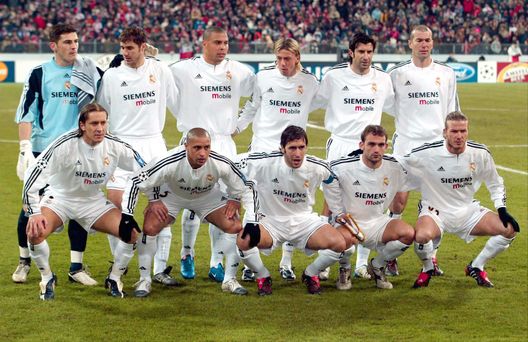 Il Real Madrid prima della partita di Champions League contro il Bayern Monaco, 24 febbraio 2002, Monaco di Baviera (Foto di Martin Rose/Bongarts/Getty Images) Real Madrid, Mbappé-Vincius-Rodrygo: un nuovo caso di “tridente perdente”- immagine 4
