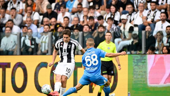 TURIN, ITALY - SEPTEMBER 21: Kenan Yildiz of Juventus is challenged by Stanislav Lobotka of SSC Napoli during the Serie A match between Juventus and Napoli at Allianz Stadium on September 21, 2024 in Turin, Italy. (Photo by Daniele Badolato - Juventus FC/Juventus FC via Getty Images) lobotka anguissa