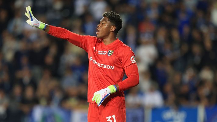 EMPOLI, ITALY - MAY 10: Zion Suzuki goalkeeper of Parma reacts during the Serie A match between Empoli and Parma at Stadio Carlo Castellani on May 10, 2025 in Empoli, Italy. (Photo by Gabriele Maltinti/Getty Images) Moretto svela: “Il Napoli voleva Suzuki, per Conte era l’alternativa a Milinkovic” - immagine 1