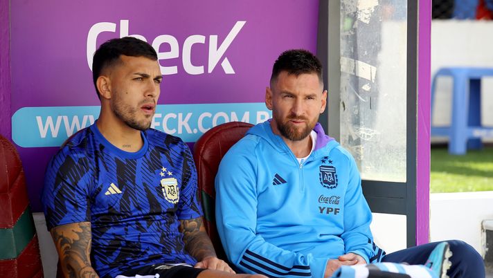 LA PAZ, BOLIVIA - SEPTEMBER 12: Lionel Messi (R) of Argentina looks on next to teammate Leandro Paredes in the bench prior to a FIFA World Cup 2026 Qualifier match between Bolivia and Argentina at Hernando Siles Stadium on September 12, 2023 in La Paz, Bolivia. (Photo by Leonardo Fernandez/Getty Images) Mondiale per Club, Paredes a Miami per sostenere l’esordio di Messi – VIDEO - immagine 1