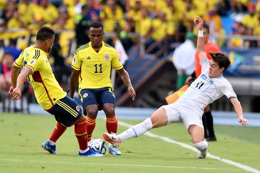 BARRANQUILLA, COLOMBIA - OTTOBRE 12: Pellistri dell'Uurguay in contrasto nel match contro la Colombia. (Foto di Gabriel Aponte/Getty Images) Rissa post Colombia-Uruguay: stop confermato per Nunez e altri quattro- immagine 3