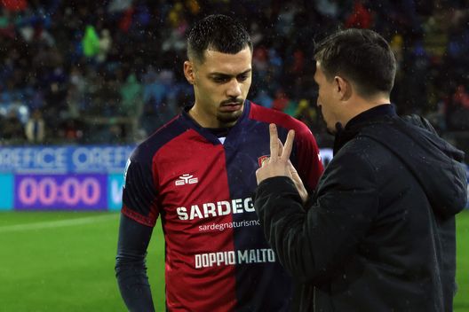 Gianluca Gaetano a colloquio con Fabio Pisacane durante Cagliari-Juventus (17 gennaio)