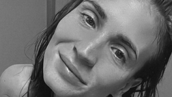Carolina Marcialis, selfie super sensuale. Lady Cassano in costume scatena il web
