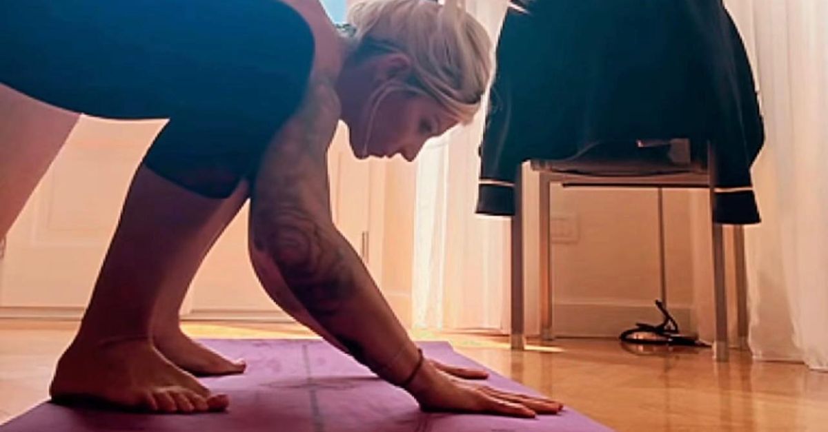 VIDEO / Lady Audero si cimenta con una posizione yoga: “Provando e provando ancora”