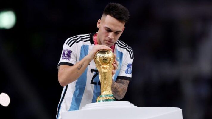 LUSAIL CITY, QATAR - DECEMBER 18: Lautaro Martinez of Argentina wipes the FIFA World Cup winning trophy after kissing during the award ceremony following the FIFA World Cup Qatar 2022 Final match between Argentina and France at Lusail Stadium on December 18, 2022 in Lusail City, Qatar. (Photo by Clive Brunskill/Getty Images) Mondiali 2026: quali sono le Nazionali favorite per la vittoria finale? - immagine 1