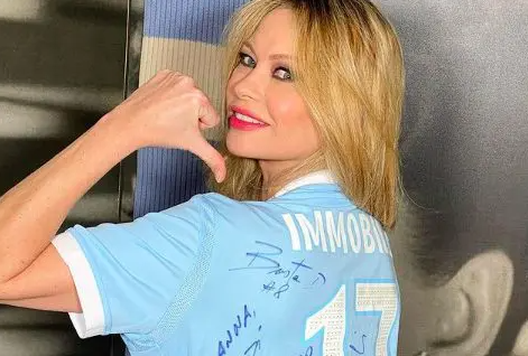 Anna Falchi: “Mia figlia Alyssa adesso tifa Lazio dopo i tre derby vinti con la Roma”- immagine 2
