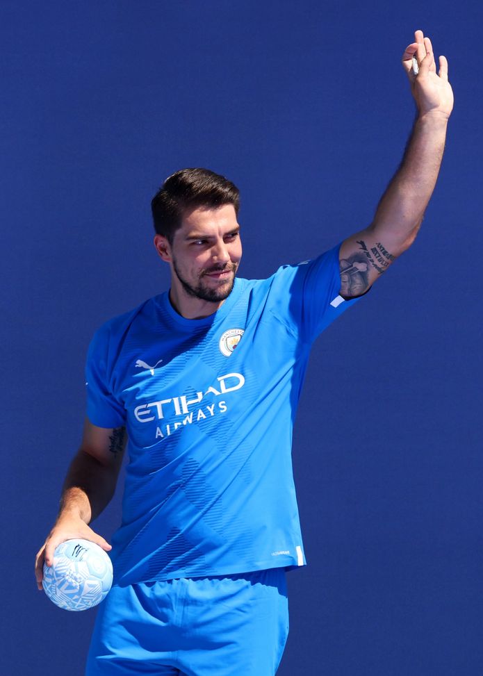 MANCHESTER, ENGLAND - JULY 10: Stefan Ortega of Manchester City waves during the Manchester City Summer Signing Presentation Event at Etihad Stadium on July 10, 2022 in Manchester, England. (Photo by George Wood/Getty Images) Calciomercato Manchester City: acquisti e cessioni sessione estiva 2022/23- immagine 7