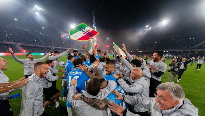 Scudetto Napoli, irruzione in sala stampa: Conte travolto dalla squadra - immagine 1