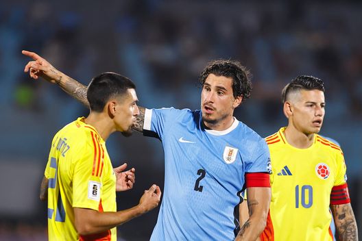 Gimenez a confronto con Muñoz in Uruguay-Colombia. (Foto di Ernesto Ryan/Getty Images) Nazionali e Sudamerica: come sono cambiate le gerarchie nell’ultimo decennio?- immagine 3