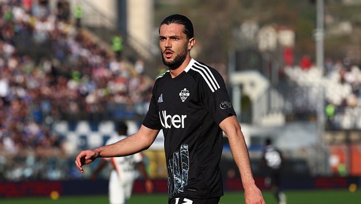 COMO, ITALY - MARCH 08: Alberto Dossena of Como 1907 looks on during the Serie A match between Como and Venezia at Stadio G. Sinigaglia on March 08, 2025 in Como, Italy. (Photo by Francesco Scaccianoce/Getty Images) Dossena Fabregas