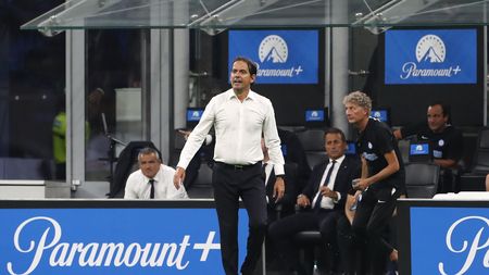 MILAN, ITALY - AUGUST 19: FC Internazionale coach Simone Inzaghi issues instructions to his players during the Serie A TIM match between FC Internazionale and AC Monza at Stadio Giuseppe Meazza on August 19, 2023 in Milan, Italy. (Photo by Marco Luzzani/Getty Images)